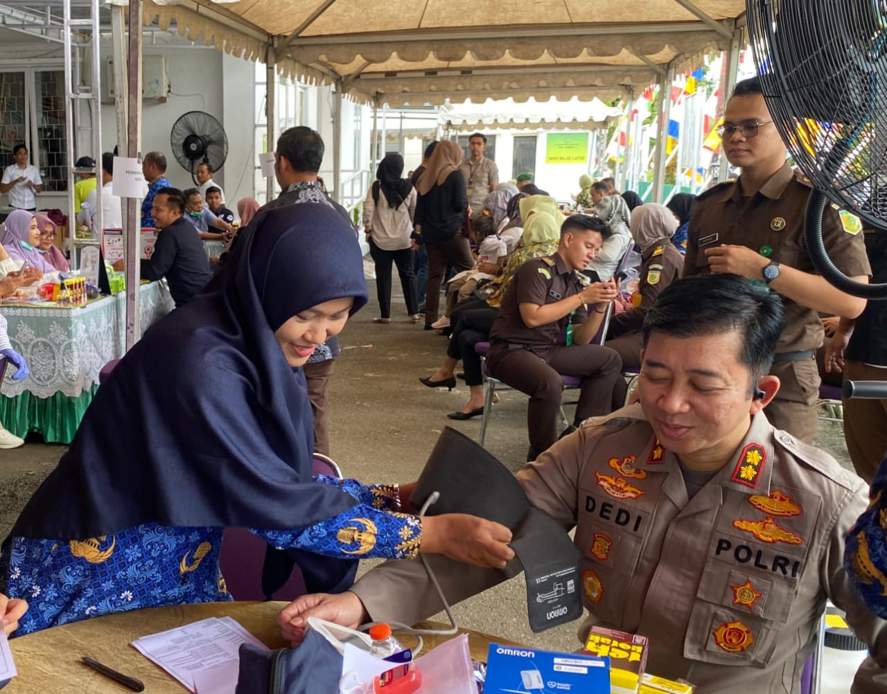 DONOR DARAH -- Kapolres Enrekang AKBP Dedi Surya Dharma saat donor dan pemeriksaan kesehatan umum dalam rangka menyambut Hari Bhakti Adhyaksa ke-64 jajaran Kejari Enrekang, Rabu (17/7)