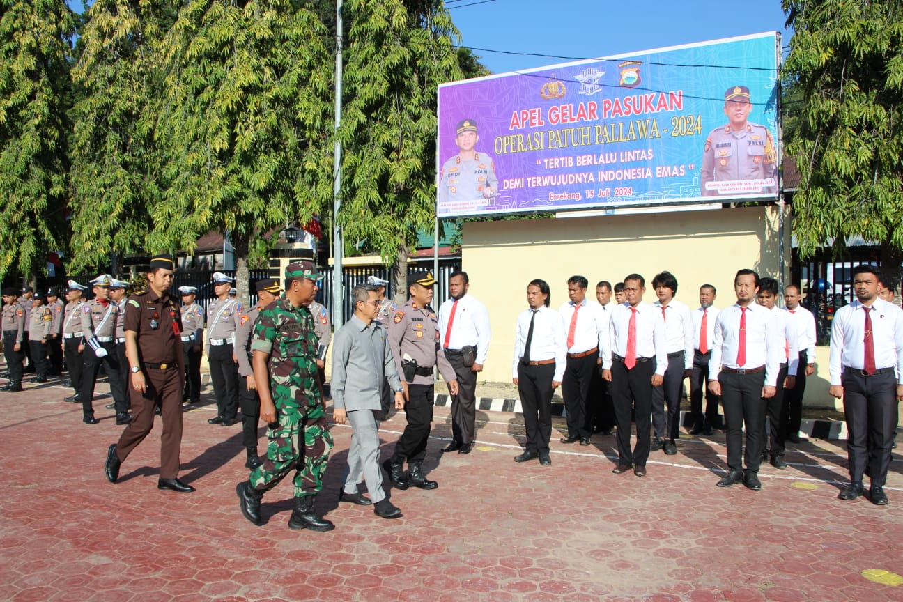 APEL PASUKAN -- Polres Enrekang menggelar apel gelar pasukan dalam rangka pelaksanaan Operasi Patuh Pallawa 2024 di halaman Mapolres Enrekang, Senin (15/7). 