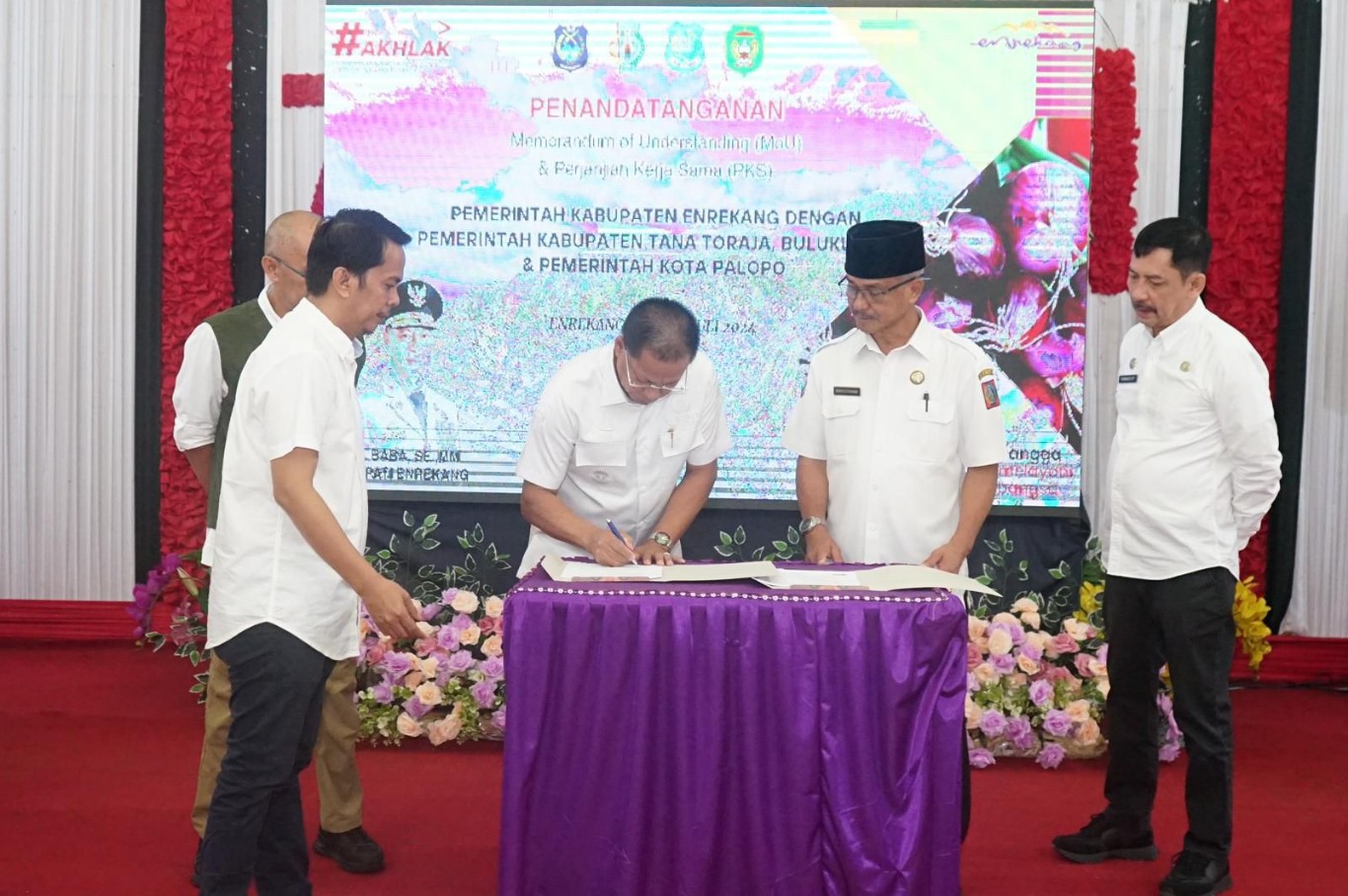 TEKEN KERJASAMA -- Pemkab Enrekang dan Pemkab Tana Toraja, Pemkab Bulukuma & Pemkot Palopo melakukan kerjasama dengan menandatangani Memorandum of Understanding (MOU) untuk mendukung penanganan dampak inflasi daerah di Pendopo Rujab Bupati Enrekang, Rabu (3/7).
