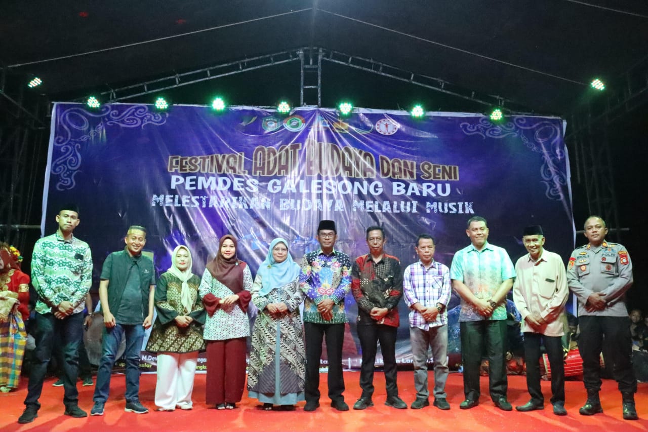 FESTIVAL ADAT -- Pj Bupati Takalar, Setiawan Aswad (tengah) bersama panitia Festival Anak Salah.