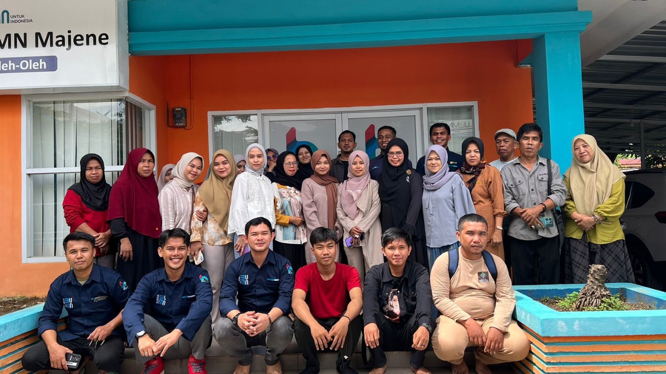 FOTO BERSAMA -- Para peserta yang terdiri dari pelaku UMKM, foto bersama dengan narasumber serta karyawan PLN dan Rumah BUMN. 