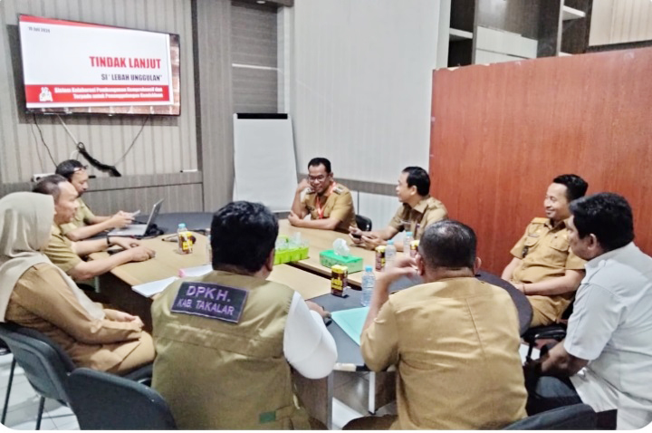 RAPAT -- Pj Bupati Takalar, Setiawan Aswad saat mengadakan rapat review bersama tim Monev Bapelitbanda Sulsel Program Si Lebah Unggulan 