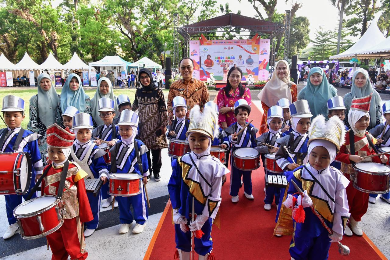 ist ANAK--Peringatan Hari Anak Nasional Tingkat Provinsi Sulsel, yang dipusatkan di Lapangan Upacara Rumah Jabatan Gubernur, Minggu, (28/7), berlangsung meriah. Kegiatan ini dihadiri Menteri Pemberdayaan Perempuan dan Perlindungan Anak (PPA) RI, Bintang Puspayoga, Pj Gubernur Sulsel Prof Zudan Arif Fakrulloh.