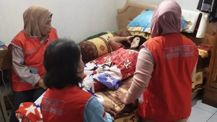 int LAYANAN--Dinkes Kota Makassar terus berkomitmen dalam memperkuat peran Home Care pelayanan kesehatan 24 jam.Apalagi, Home Care Dottoro ta’ memiliki 94 mobil armada yang siap memberikan layanan.Tampak petugas Dottoro ta' memeriksa salah satu pasien di rumah warga.