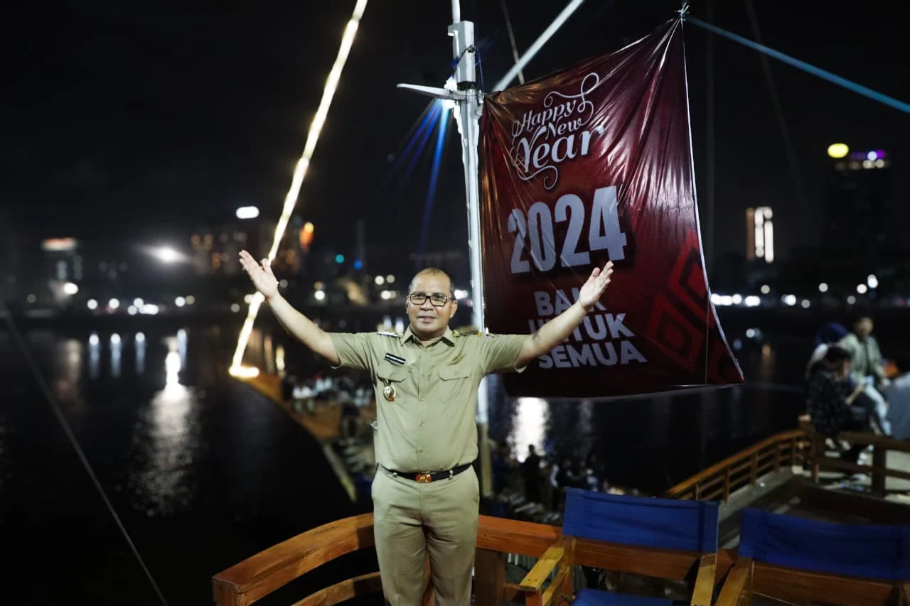 dok/fajar PHINISI--Wali Kota Makassar Moh Ramdhan Pomanto saat berada di atas Kapal Phinisi di Pantai Losari.Kapal Phinisi ini akan digunakan saat pelaksanaan kegiatan F-8 akhir bulan ini.Hanya saja, agar kapal tidak karam dilakukan pengerukan sedimen oleh Dinas PU.  