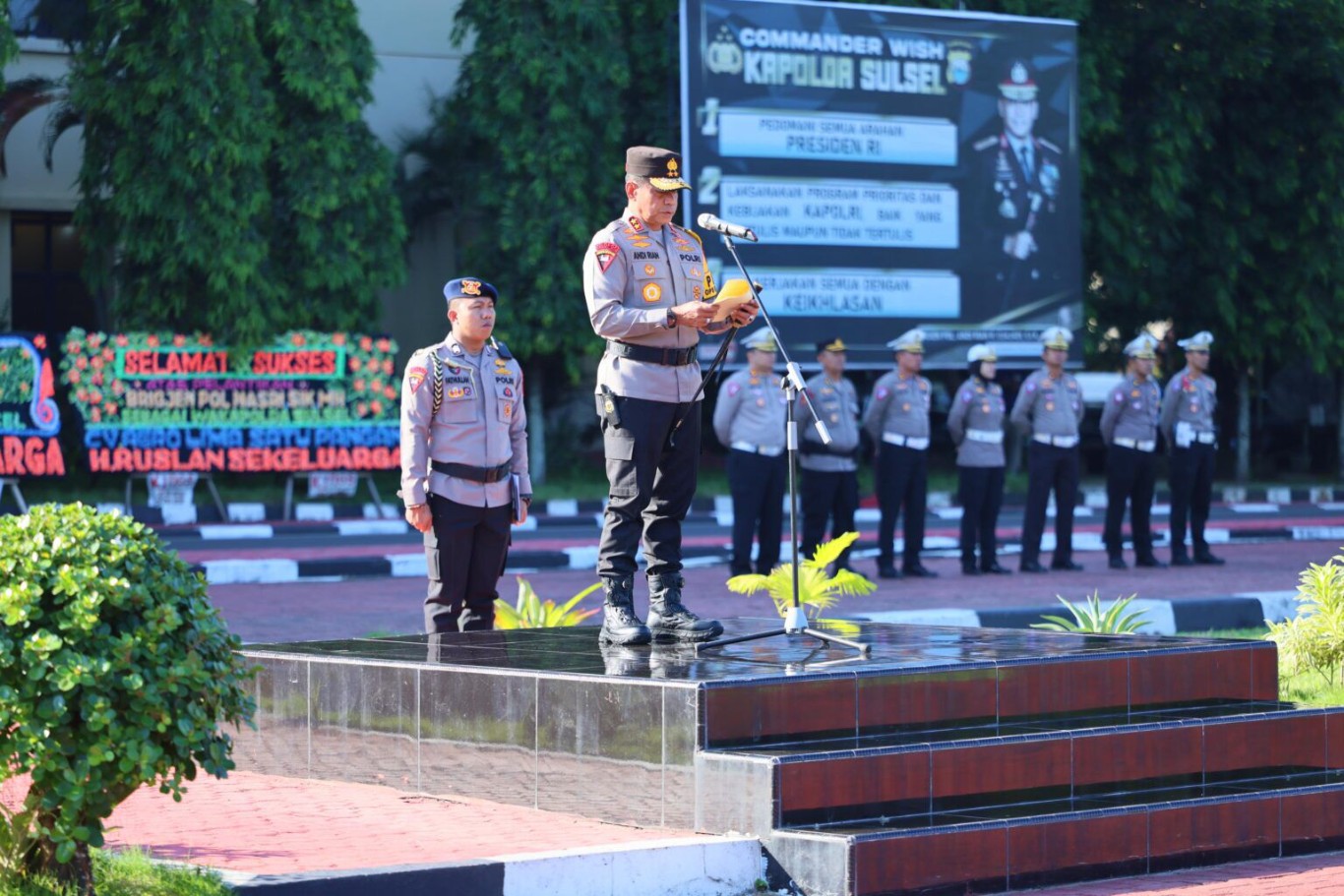 ist PIMPIN--Kapolda Sulsel, Irjen Pol Andi Rian Djajadi menggelar apel gelar pasukan Operasi Patuh Pallawa 2024 di lapangan Mapolda Sulsel, Senin (15/7). 