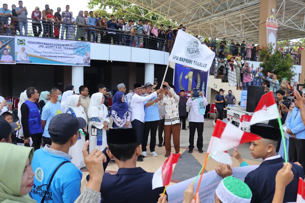 KARNAVAL -- Pj Bupati Takalar, Setiawan Aswad melepas peserta Karnaval 1 Muharram 1446 H, pada Minggu (7/7). 