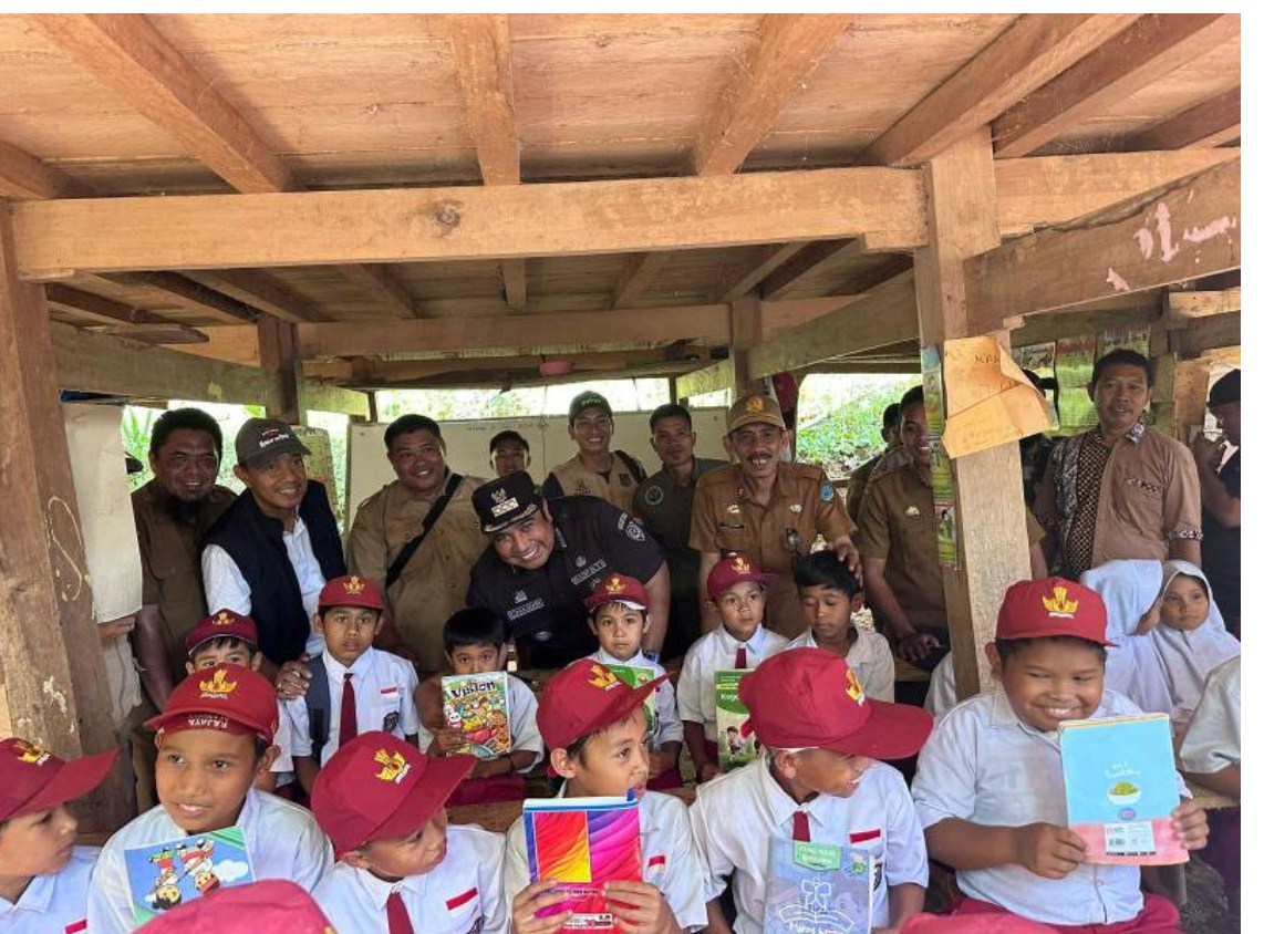 KELAS JAUH -- Bupati Maros, Chaidir Syam, didampingi sejumlah kepala OPD lingkup Pemkab Maros, saat mengunjungi kelas jauh SD yang ada di Dusun Bara, Desa Bontosamba, Kecamatan Tompobulu