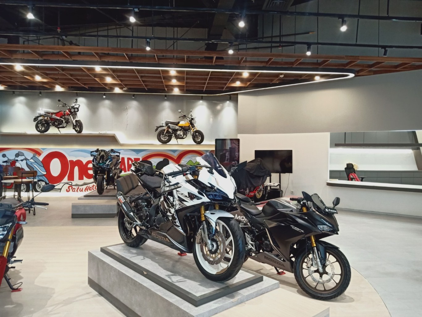 KENYAMANAN -- Motor sport Astra Honda Motor siap memberikan kenyamanan berkendara kepada para pecinta dan penggemar motor sport di daerah ini.