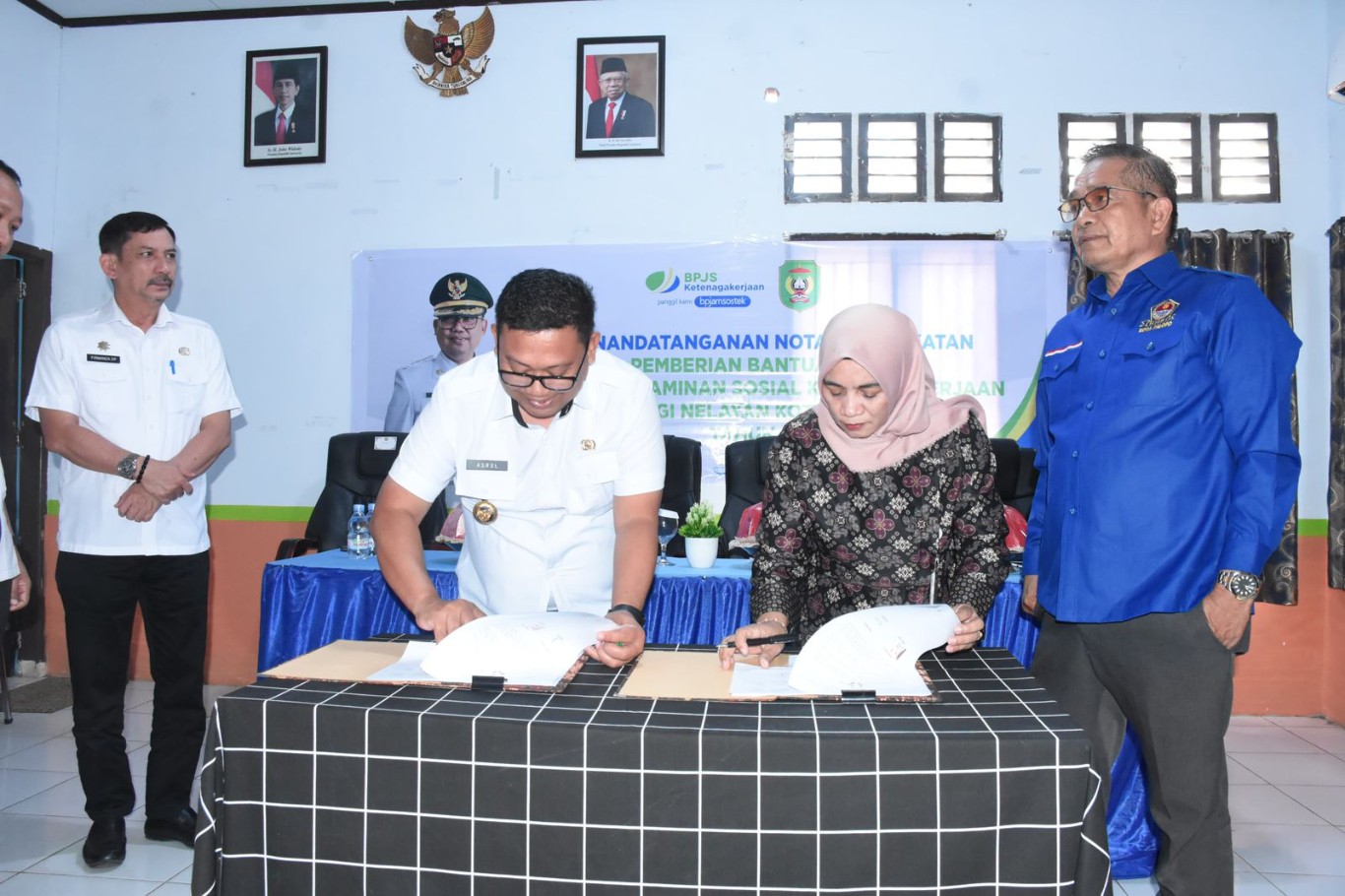 KERJA SAMA -- Pj Wali Kota Palopo, Asrul Sani dan Kepala BPJS Ketenagakerjaan Palopo, Muminati, menandatangani perjanjian kerja sama pemberian perlindungan BPJS Ketenagakerjaan kepada nelayan di Kota Palopo.