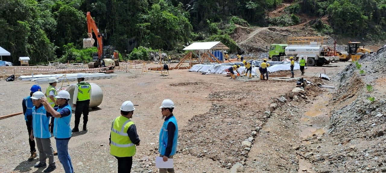 LAYANAN REC -- Tim PT PLN (Persero) UID Sulselrabar sedang mempersiapkan jaringan kelistrikan dengan pemanfaatan EBT melalui layanan REC di Kabupaten Luwu.