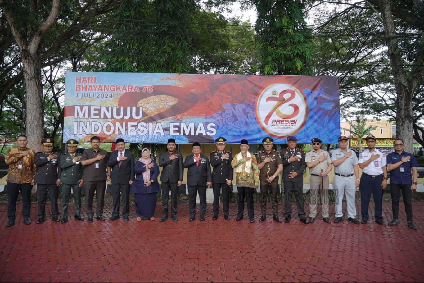 BERSAMA -- Pj Bupati Luwu, H Muh Saleh foto bersama Kapolres Luwu AKBP Arisandi dan unsur Forkopimda usai pelaksanaan upacara memperingati Hari Bhayangkara ke-78 di Mapolres Luwu, Senin (1/7). 