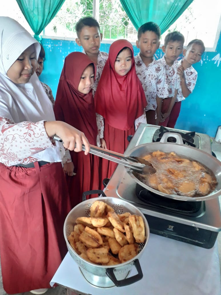 MERDEKA BELAJAR -- SDN 35 Pammanu menerapkan kurikulum merdeka bagi murid kelas 3 SD sebagai pengembangan dan profesional guru dengan sistem pendekatan penarapan pelajaran P5, Rabu (24/7).