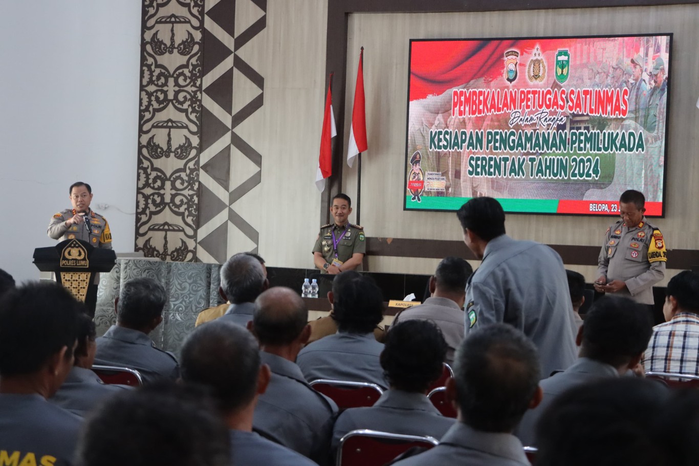 BUKA -- Kapolres Luwu AKBP Arisandi membuka secara resmi kegiatan pembinaan dan pembekalan anggota Satlinmas (Satuan Perlindungan Masyarakat) se-Kabupaten Luwu Tahun 2024 di Aula Tebbakke Tongngenge Polres Luwu, Selasa (23/7).