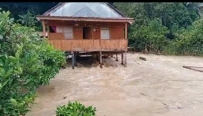TERANCAM HANYUT -- Dua rumah warga Desa Buntu Matabing Kecamatan Larompong Selatan terancam hanyut jika curah hujan tak segera reda