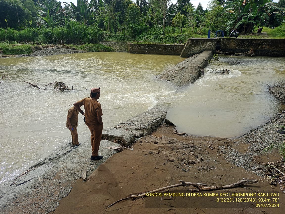 PETANI CEMAS -- Aparat Pemerintah Desa menunjukan bendungan yang rusak di Dusun Karampa Desa Komba Kabupaten Luwu. Kerusakan bendungan membuat warga cemas dan tak bisa lagi bertani.  