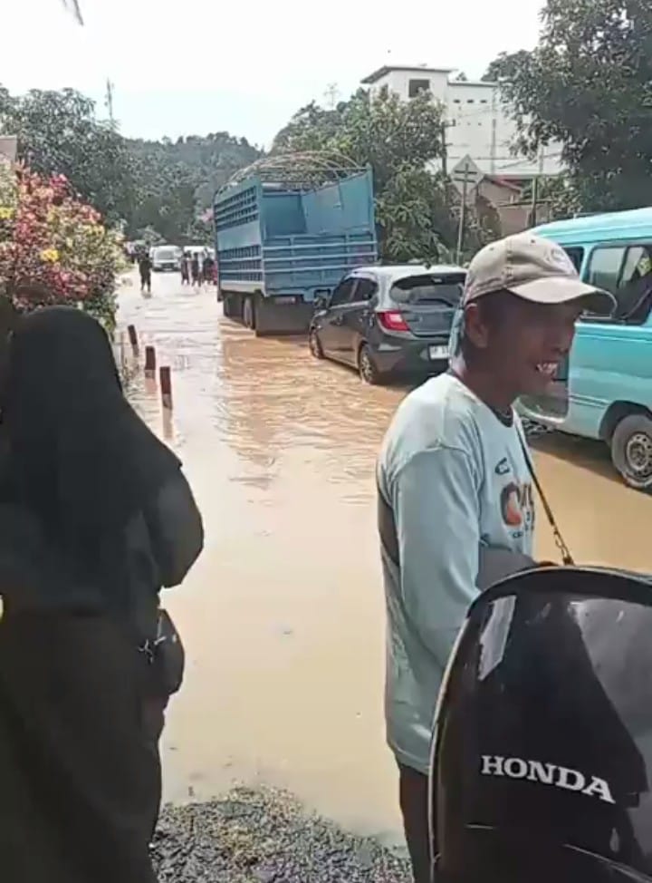 AMBRUK -- Wilayah Desa Komba terendam air gegara hujan deras yang melanda wilayah ini dalam beberapa hari terakhir. Sedikit 500 unit rumah warga terancam ambruk. 