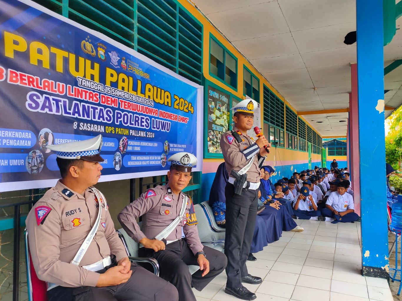 POLICE GOES TO SCHOOL -- Satlantas Polres Luwu gencar melaksanakan Police Goes To School memasuki hari ketiga pelaksanaan Operasi Patuh Pallawa-2024 di SMPN 3 Belopa, Rabu (17/7) pagi.