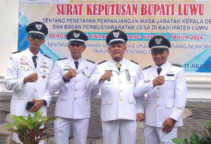 PENGUKUHAN -- Para Kades di Kabupaten Luwu foto bersama usai pengukuhan perpanjangan masa jabatan Kades dari enam tahun menjadi delapan tahun baru-baru ini.