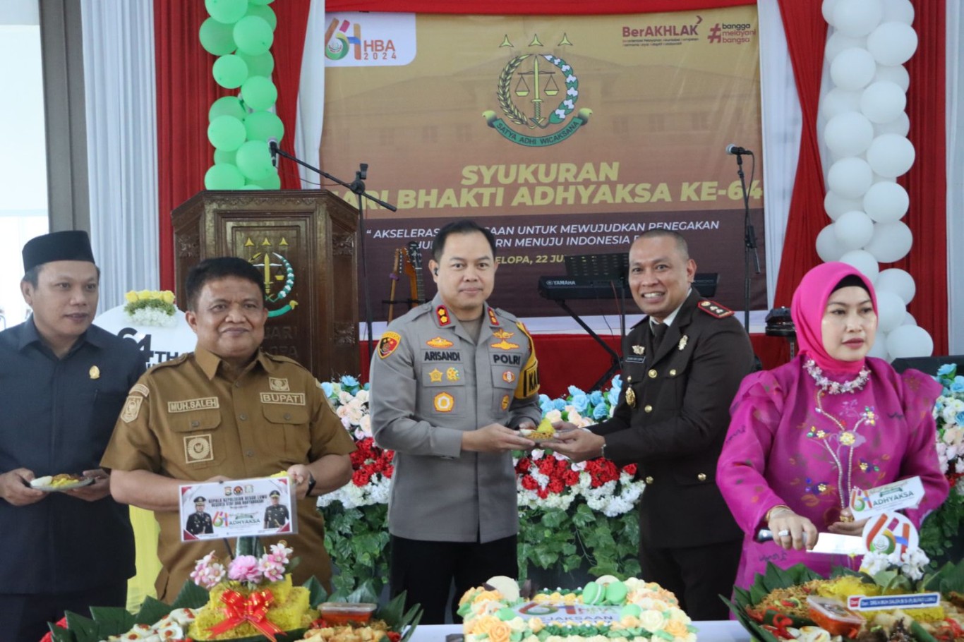 SYUKURI -- Kapolres Luwu AKBP Arisandi menyambangi Kantor Kejari Luwu dan menghadiri syukuran peringatan Hari Bhakti Adhyaksa ke-64 di Aula Baharuddin Lopa Kejari Luwu, Senin (22/7).