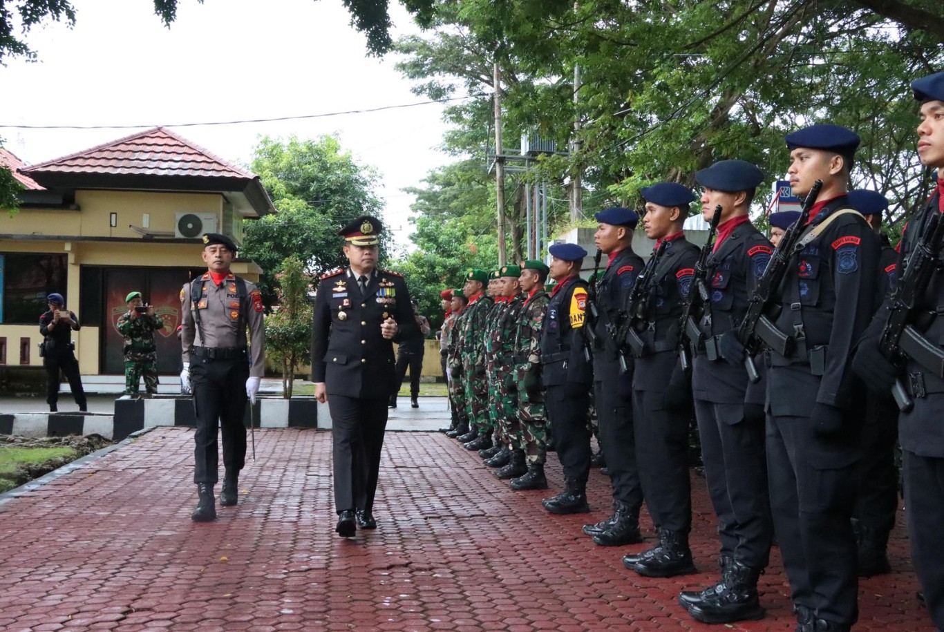 PERIKSA PASUKAN -- Kapolres Luwu AKBP Arisandi memeriksa pasukan usai memimpin upacara dan syukuran peringatan HUT Bhayangkara ke-78 di Mapolres Luwu dan Aula Tobake Tongenge, Senin (1/7).