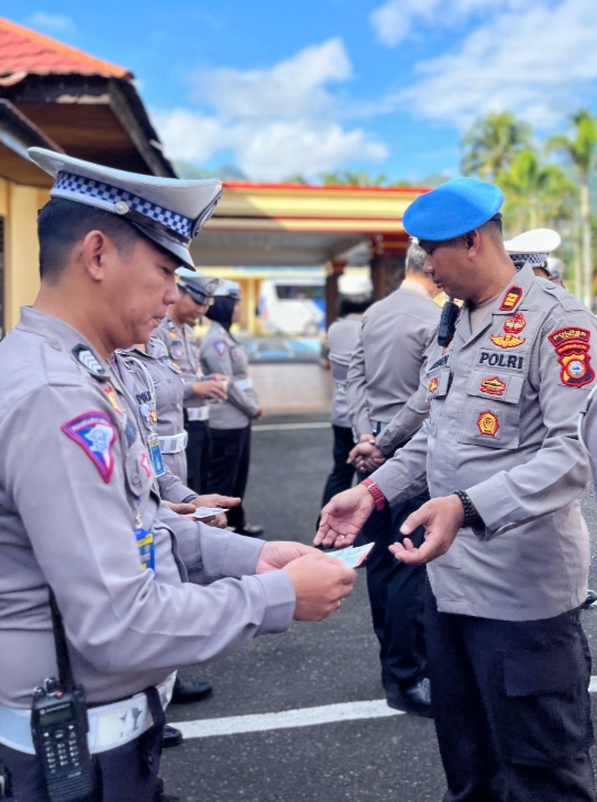 KELENGKAPAN -- Propam Polres Tana Toraja melakukan pemeriksaan kelengkapan kendaraan (Ranmor) milik personel di Mapolres Tana Toraja sebagai rangkaian Operasi Patuh tahun 2024, Selasa (17/7). 