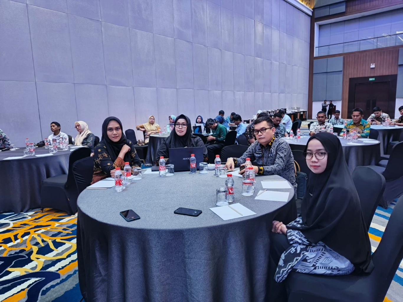 RAKOR -- Kepala Dinas Kominfo-SP Lutim, H. Hamris Darwis didampingi Kepala Bidang IKP dan Kehumasan, Hayati Ilyas beserta staf menghadiri Rakor Kehumasan di ruangan Lily, Hotel Four Points By Sheraton Makassar, Kamis (25/7).