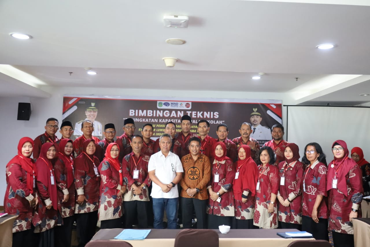 BIMTEK -- Bupati Luwu Timur, H. Budiman foto bersama usai menutup Bimtek Peningkatan Kapasitas Kepala Sekolah yang dilaksanakan oleh Dinas Pendidikan dan Kebudayaan Kabupaten Luwu Timur bekerjasama dengan Macca Indonesia Foundation, yang di gelar di Hotel Grand Maleo belum lama ini. 