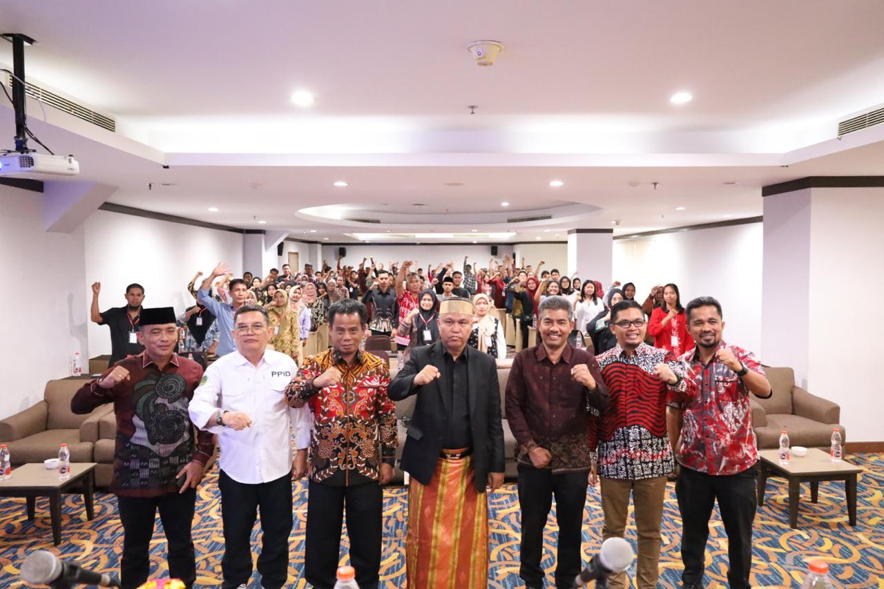 BIMTEK-- Bupati Luwu Timur, H. Budiman membuka Bimbingan Teknia Peningkatan Kapasitas Sekretaris Bumdes se-Kabupaten Luwu Timur, di Hotel D’Maleo Makassar, Kamis (18/7).