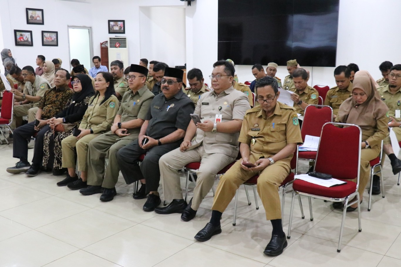 FGD -- Pemkab Luwu Timur menggelar FGD yang diinisiasi Bagian Hukum Pemkab Lutim di Aula Rujab Bupati baru-baru ini. 