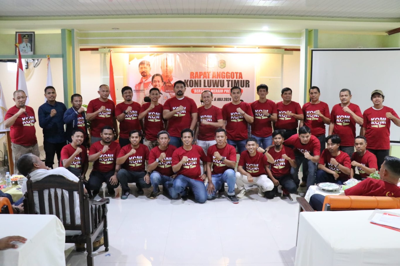 RAPAT ANGGOTA -- KONI Kabupaten Luwu Timur menggelar rapat anggota dengan tema "Bersama Meraih Prestasi", di Ballroom Hotel I Lagaligo Malili, Sabtu (6/7). Tampak Wabup foto bersama usai membuka rapat.