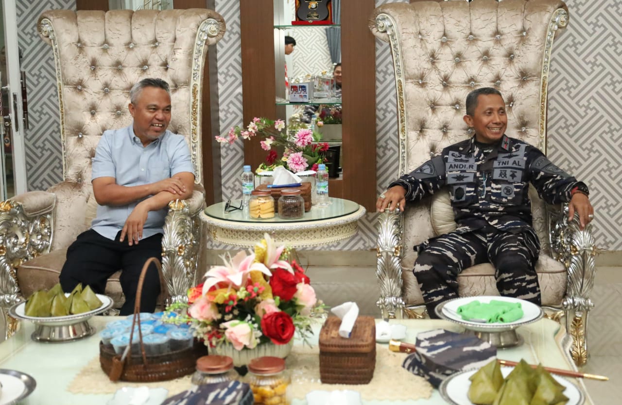 KUNKER -- Bupati Luwu Timur, H Budiman didampingi Ketua TP PKK Luwu Timur, Hj Sufriaty menerima kunjungan kerja Komandan Pangkalan Utama Angkatan Laut VI (Danlantamal VI) Makassar, Brigadir Jenderal TNI (Mar) Andi Rahmat M beserta jajaran di Rujab Bupati Luwu Timur, Senin (15/7).