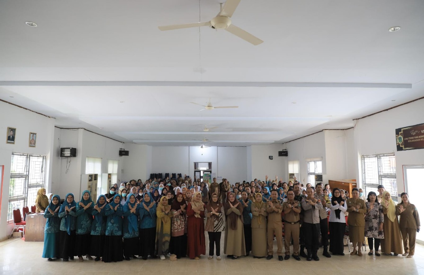 MINLOK -- Dinas Pengendalian Penduduk dan Keluarga Berencana (DP2KB) Pemkab Luwu Timur  menggelar kegiatan Mini Lokakarya (Minlok) Percepatan Penurunan Stunting Tingkat Kecamatan Tahun 2024 di Aula Dinas Pendidikan dan Kebudayaan, Senin (22/7).