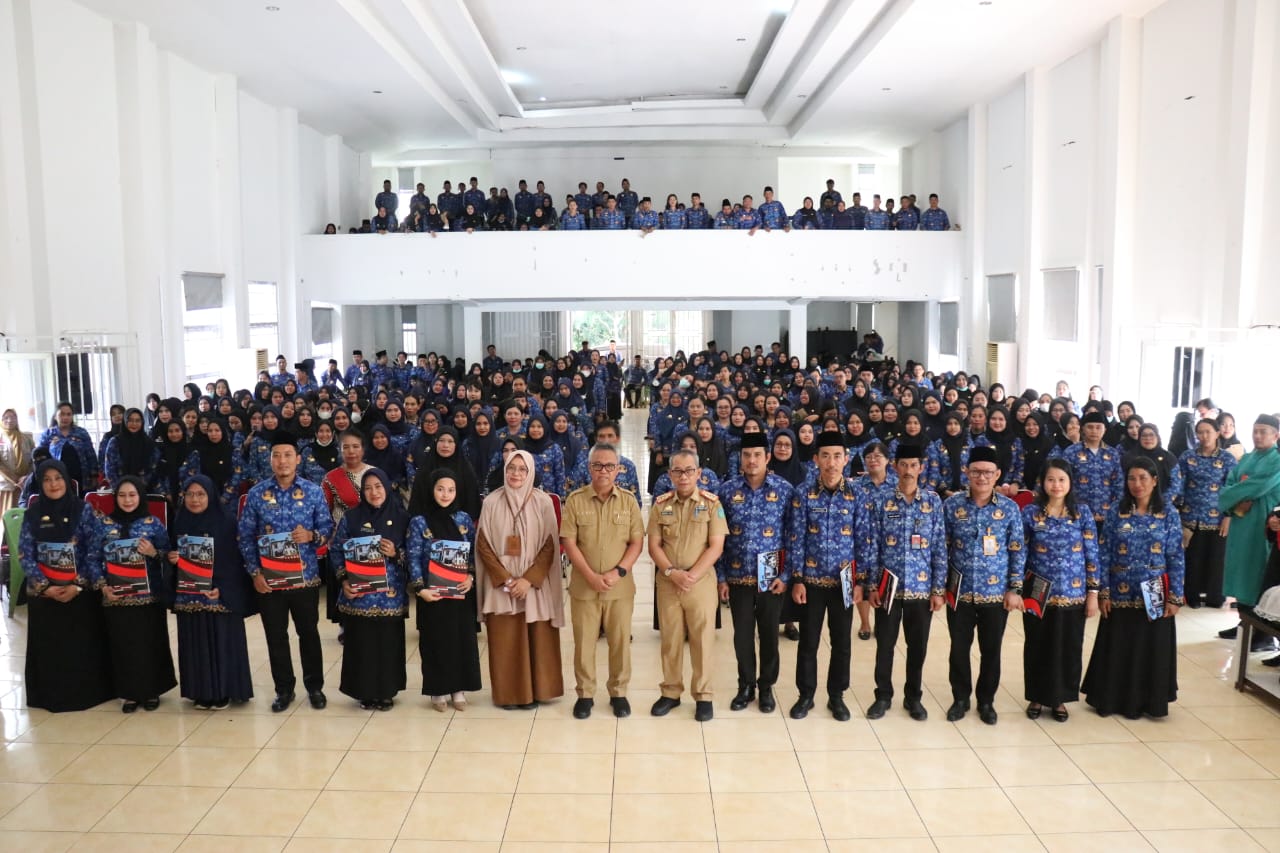 SK -- Bupati Luwu Timur, H Budiman secara simbolis menyerahkan SK PPPK serta Pengambilan Sumpah janji Jabatan Fungsional PPPK Formasi 2022 dan 2023 lingkup Pemkab Luwu Timur dirangkai penyerahan SK Pensiun TMT 01 Agustus 2024 di Gedung Wanita Simpurusiang Malili, Senin (29/7).