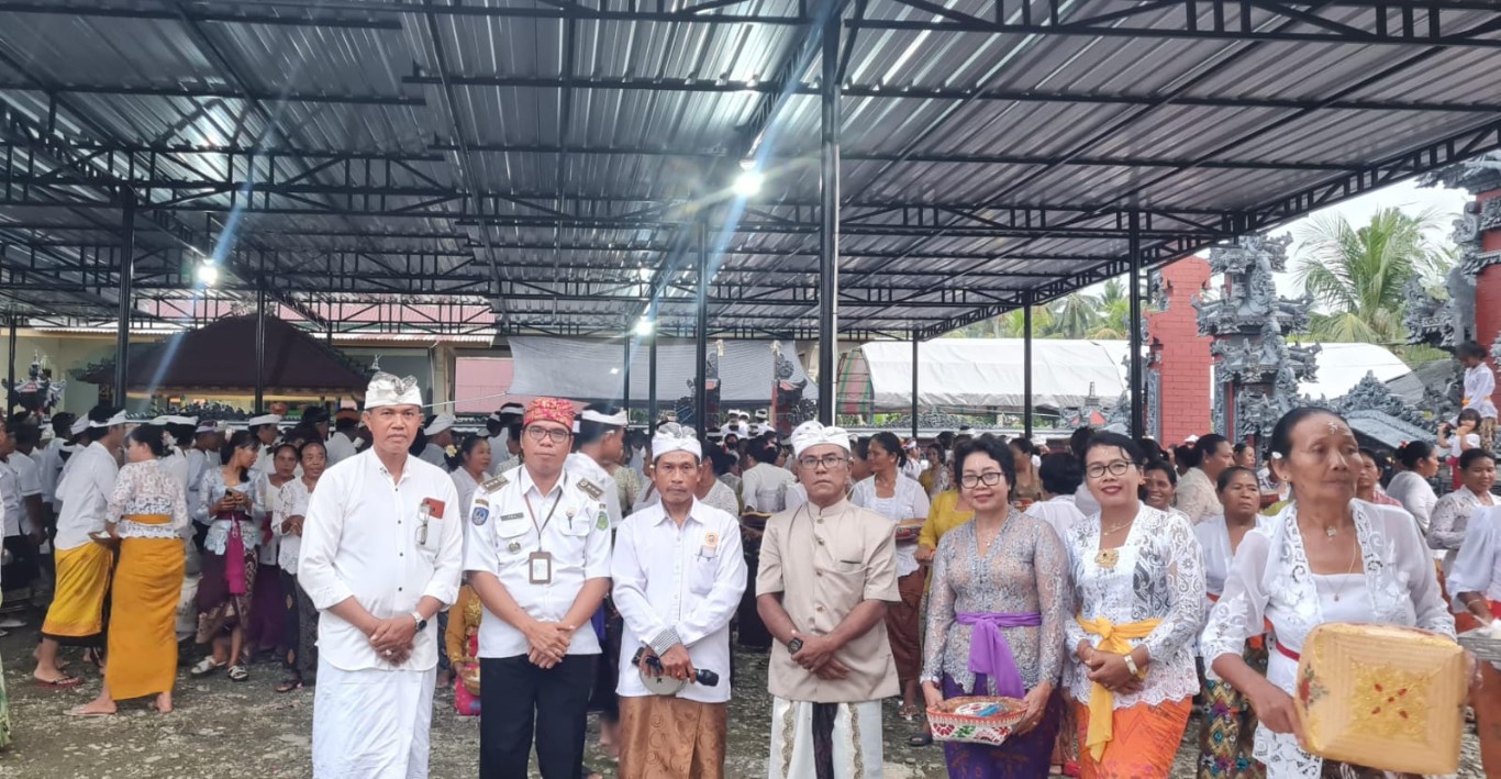 HADIRI -- Camat Tomoni Timur, Yulius foto bersama usai menghadiri acara Piodalan Pura Dalem Penataran baru-baru ini. Camat didampingi Sekdes Cendana Hitam, Nyoman Winarto, mantan Kades Cendana Hitam, Made Sudarsana dan tokoh agama Hindu Luwu Timur, I Wayan Sudiarsa.
