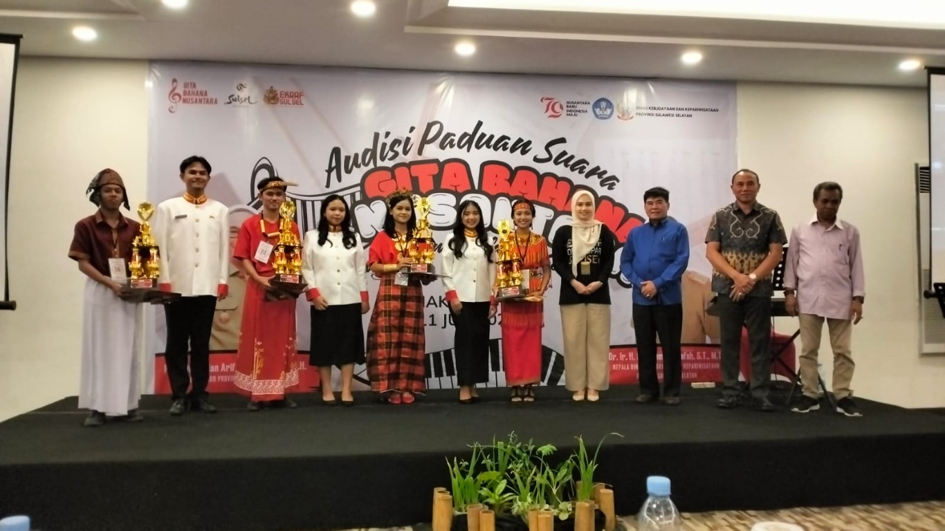 AUDISI -- Kabid Kebudayaan Dikbud Lutim, Zulhidayah foto bersama timnya usai pengumuman para pemenang yang Audisi Gita Bahana Nusantara Tingkat Provinsi Sulsel di Hotel Golden Tulip Essential Makassar, Rabu (10/7). 