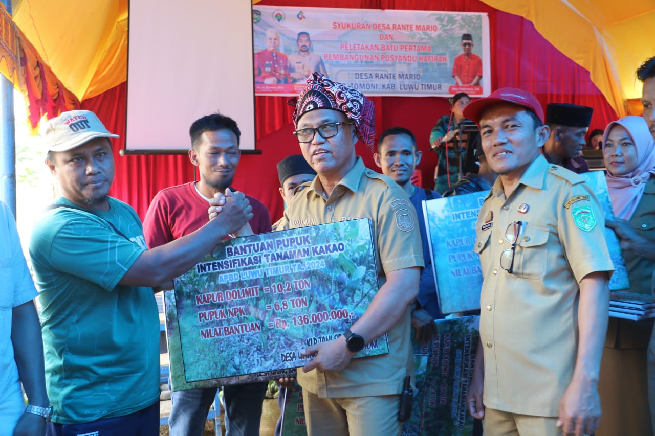 POSYANDU -- Bupati Luwu Timur, H Budiman didampingi Kepala Desa Rante Mario, Roni Pattinama menghadiri pembangunan Pos Pelayanan Terpadu (Posyandu) Hafipah sekaligus menyerahkan bantuan pupuk di Desa Rante Mario, Kecamatan Tomoni baru-baru ini. Pembangunan ditandai dengan peletakan batu pertama oleh Bupati Luwu Timur, H. Budiman. 