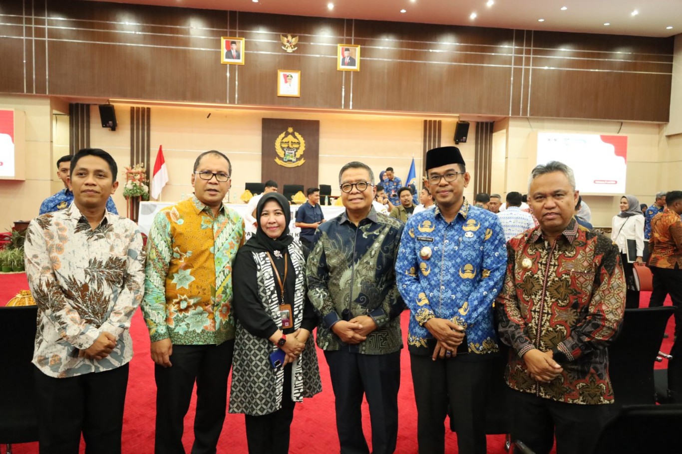 CEGAH KORUPSI -- Bupati Luwu Timur, H Budiman foto bersama usai menghadiri Rakor dalam rangka Penguatan Peranan Aparat Pengawas Internal Pemerintah (APIP) untuk pencegahan korupsi yang dilaksanakan KPK RI di Ruang Pola Kantor Gubernur Sulsel, Rabu (17/7).