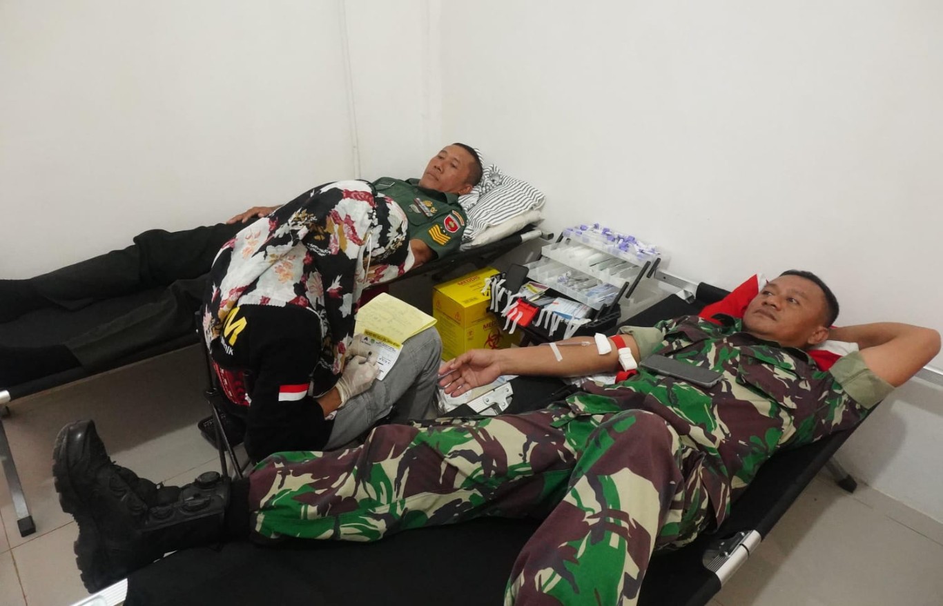 DONOR DARAH -- Komando Distrik Militer (Kodim) 1403/ Palopo Wilayah Luwu Timur menggelar kegiatan bakti sosial donor darah di Kantor Palang Merah Indonesia (PMI) Malili baru-baru ini. 