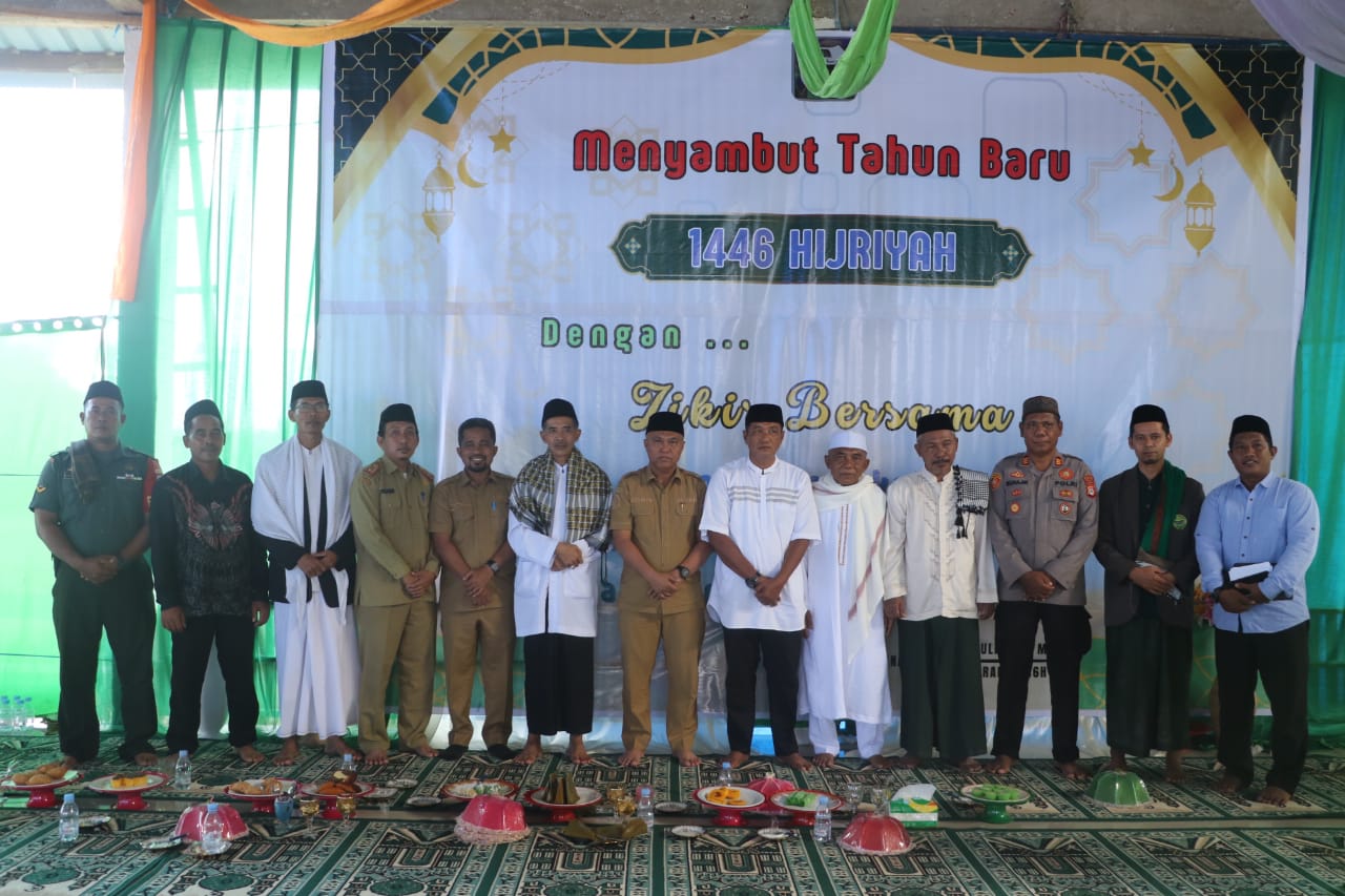 SANTUNAN -- Bupati Luwu Timur, H Budiman menyerahkan santunan kepada anak yatim saat silaturahmi, dzikir, dan doa bersama anak yatim di Pondok Pesantren Uswatun Hasanah, Desa Cendana Hijau, Kecamatan Wotu, Selasa (16/7).