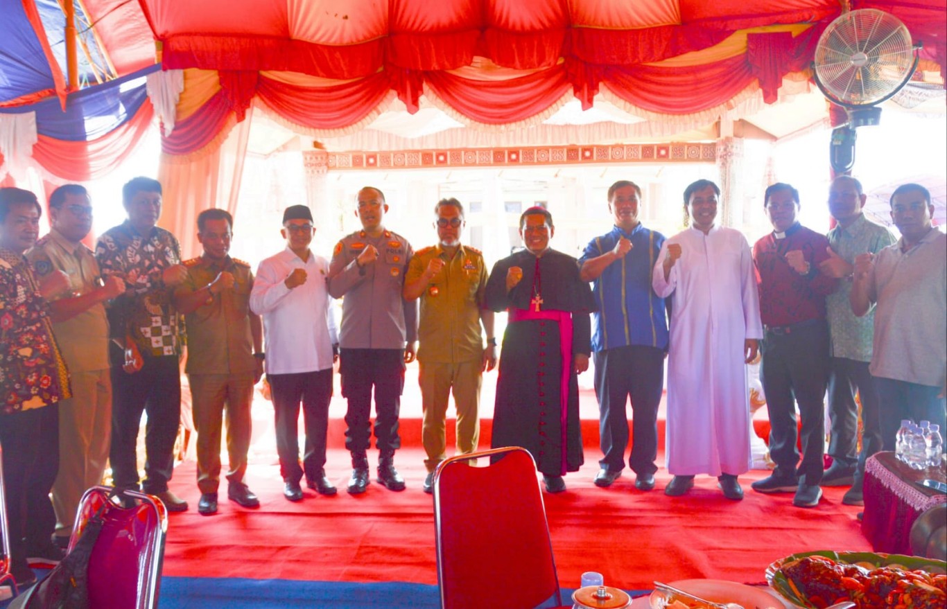 RESMIKAN -- Bupati Luwu Timur, H. Budiman foto bersama Uskup Agung Koajutor KAMS, Mgr. Fransiskus Nipa meresmikan Gereja Katolik Pusat Paroki Maria Ratu Rosari Rantetiku yang berada di Desa Manunggal, Kecamatan Tomoni Timur, Selasa (2/7)