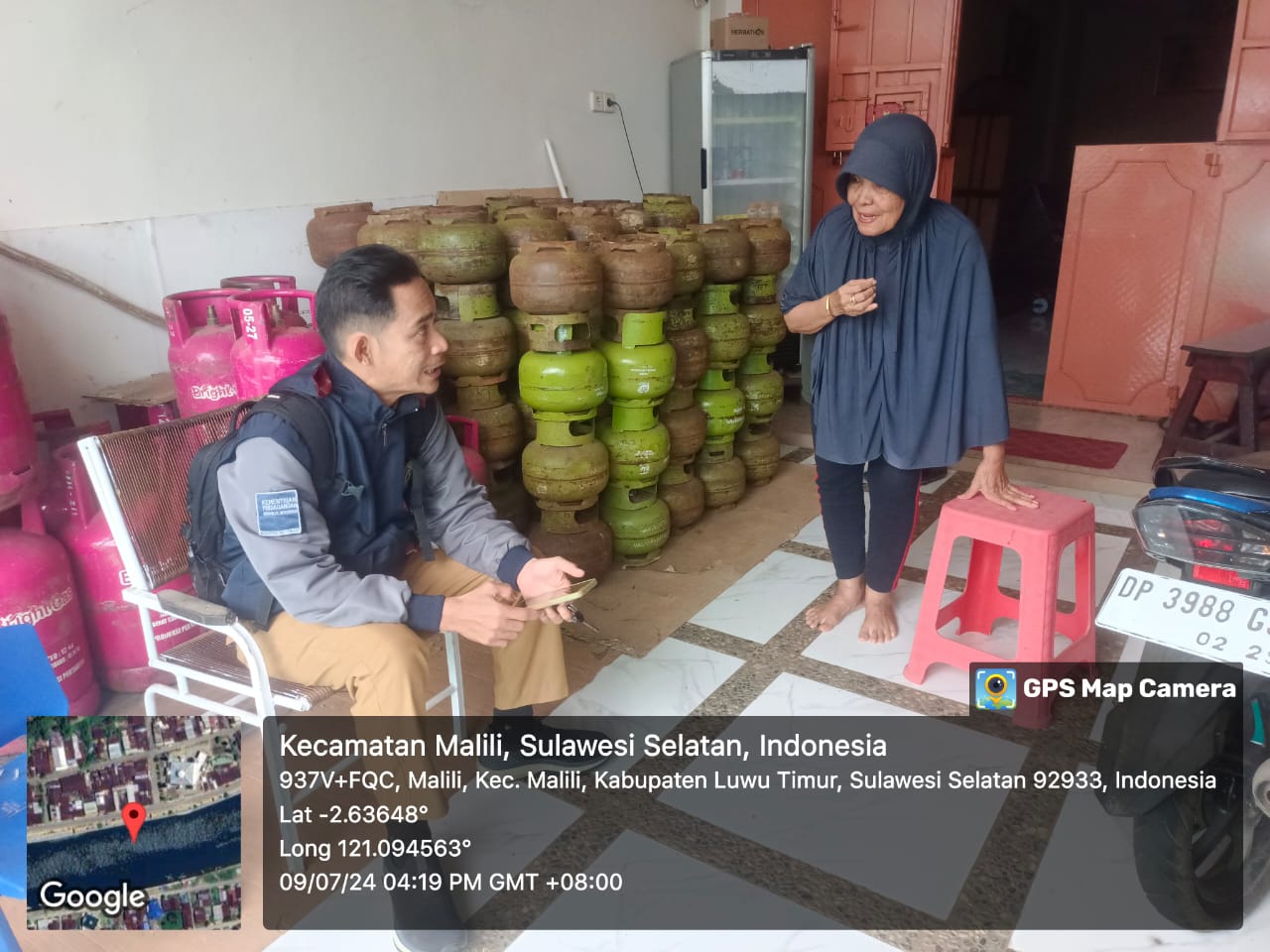 TINDAK LANJUTI -- Dinas Perdagangan, Koperasi, Usaha Kecil Menengah dan Perindustrian (Dagkop UKM-P) Kabupaten Luwu Timur saat menindaklanjuti kelangkaan gas 3 kg, Rabu (10/7).