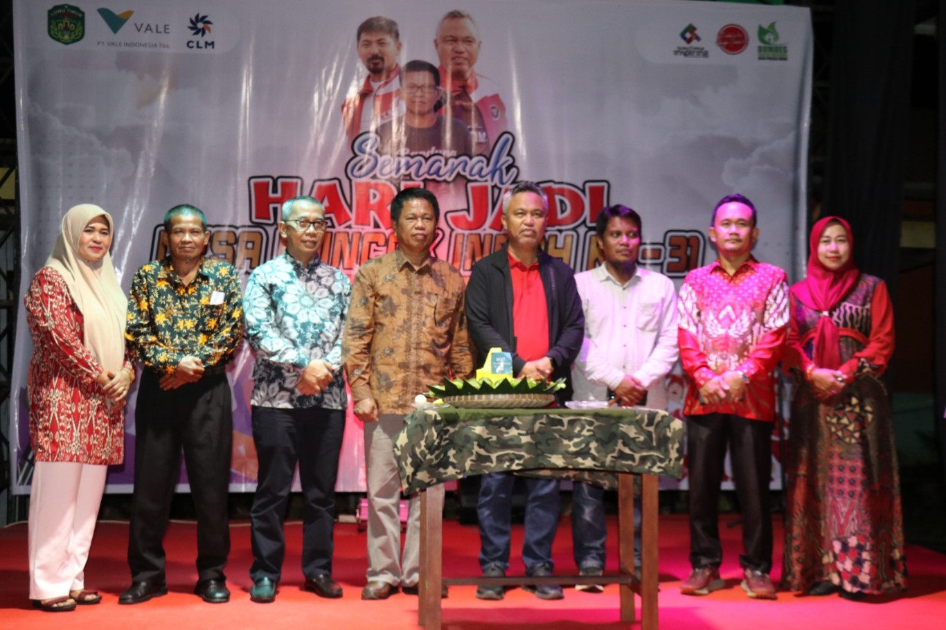 HUT DESA --  Bupati Luwu Timur, H Budiman foto bersama usai pembukaan acara hari jadi desa di Halaman Kantor Desa Puncak Indah, Selasa (23/7) malam. Hadir pula Sekkab Lutim, H Bahri Suli dan jajaran Pemkab Lutim. 