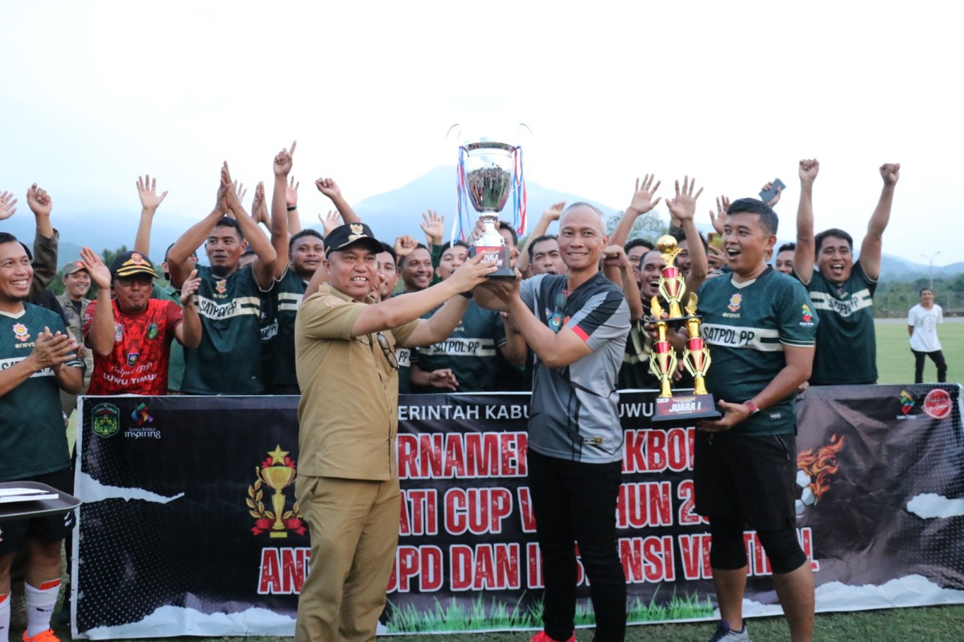JUARA -- Bupati Lutim H Budiman foto bersama Tim Satpol PP juara turnamen Sepakbola Antarintansi Bupati Cup VII 2024 di Stadion H Andi Hasan Opu To Hatta Malili, Senin (29/7). 