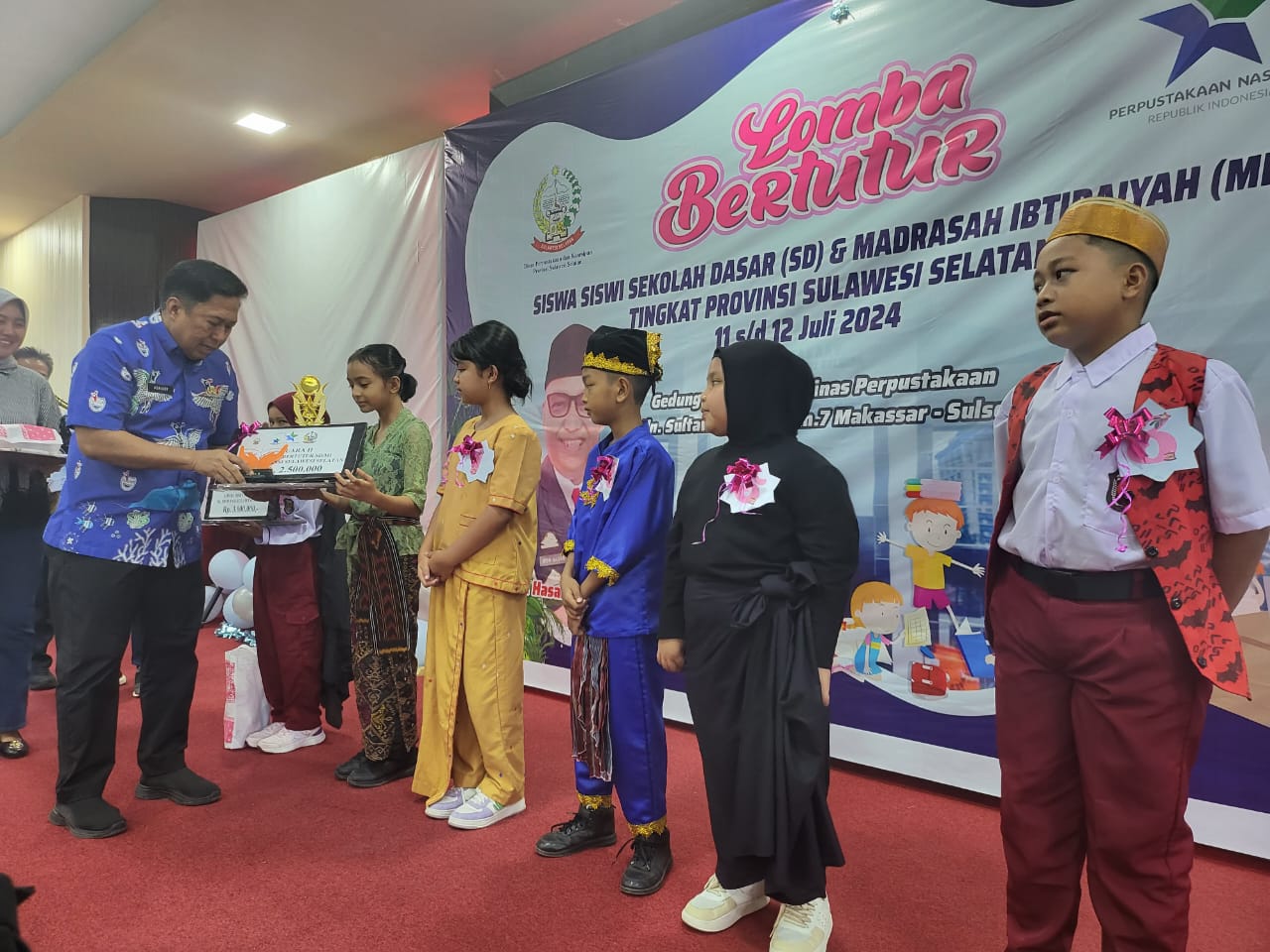 JUARA KEDUA -- Siswi UPT SP SDN 238 Mallaulu Winella Adelie, berhasil meraih juara kedua Lomba Bertutur bagi siswa-siswi SD/MI tingkat provinsi di Aula Perpustakaan Gedung Multimedia baru-baru ini. 