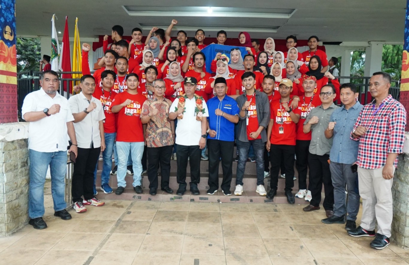 RESMI DITUTUP -- Bupati Luwu Timur, H Budiman foto bersama usai menutup rangkaian kegiatan Studi Karya Bakti Karang Taruna (SKBKT) tingkat Kabupaten Tahun 2024 di Lapangan Merdeka Malili, Sabtu (21/7).  