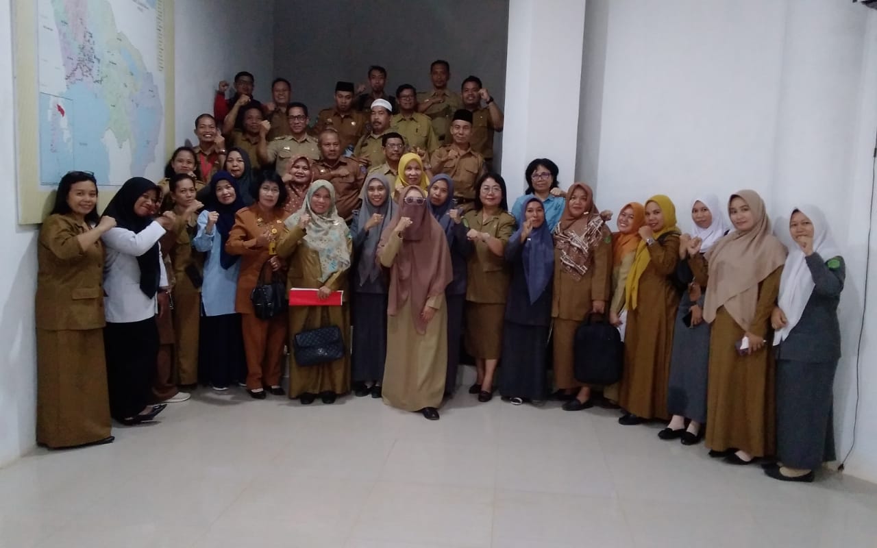 SOSIALISASI -- Dinas Perpustakaan dan Kearsipan (DPK) Kabupaten Luwu Timur menggelar kegiatan Sosialisasi Pengembangan Layanan Perpustakaan Sekolah di Kantor DPK Lutim, depan Bundaran Batara Guru, Puncak Indah, Malili, Senin (8/7).