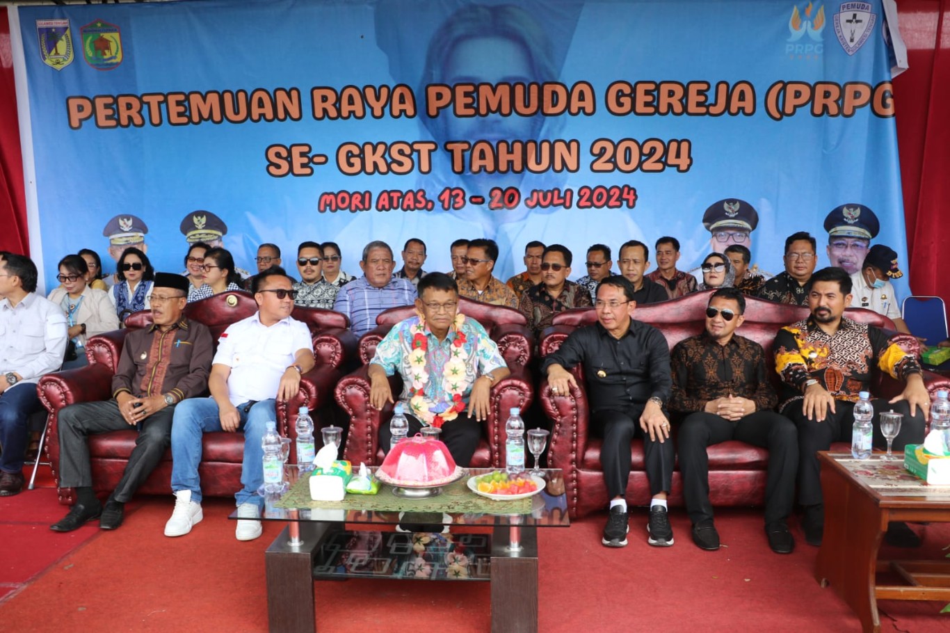 PEMBUKAAN -- Wabup Luwu Timur, Mochammad Akbar Andi Leluasa foto bersama usai menemui peserta PRPG untuk memberikan motivasi dan suntikan semangat yang tergabung dalam kontingen pemuda GKST Kabupaten Luwu Timur, Minggu (14/7).