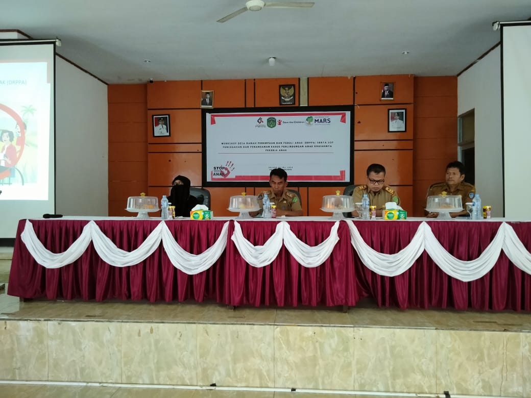 LOKAKARYA -- Pemkab Luwu Timur melalui Dinas Sosial Pemberdayaan Perempuan dan Perlindungan Anak (Dinsos P3A) bersama Save The Children diinisiasi PT MARS menggelar acara Lokakarya Desa Ramah Perempuan dan Peduli Anak (DRPPA) di Aula Dinas Pendidikan Lutim baru-baru ini. 