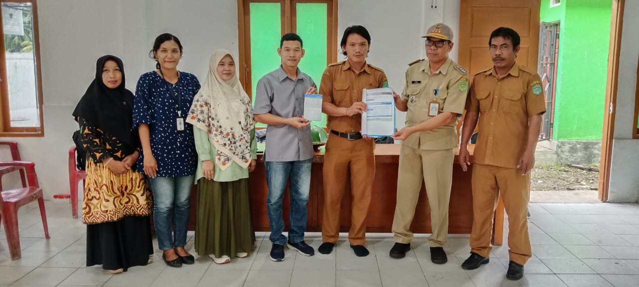 MODAL -- Camat Tomoni Timur, Yulius foto bersama Pemerintah Desa Cendana Hitam usai menyerahkan penyertaan modal sebesar Rp 10 juta kepada Badan Usaha Milik Bersama (Bumdesma) Kecamatan Tomoni Timur baru-baru ini.  